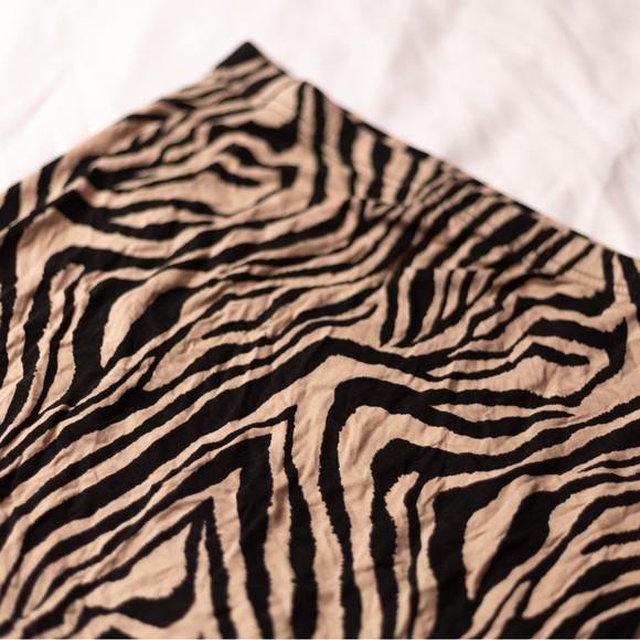 PrettyLittleThing Zebra Print Basic Mini skirt - US8 - Picture 2 of 4